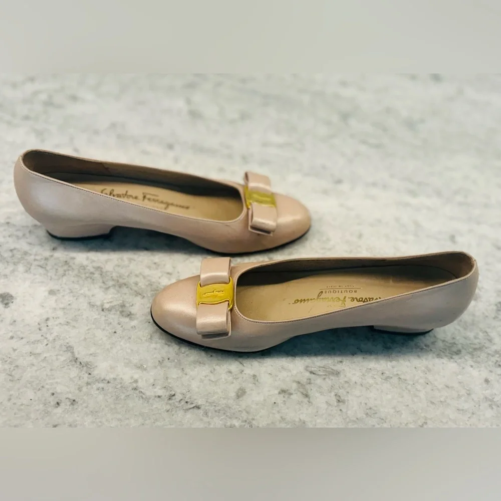 Salvatore Ferragamo Vara Bow Heels in soft pink oyster, size 6B - Picture 12 of 13